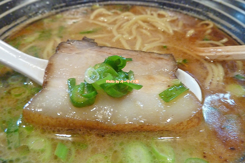 ラーメン「麺や 七（なな）」の豚骨しょうゆラーメンは2種類のチャーシューがトッピングされています。2つの味が楽しめるチャーシューが人気です。