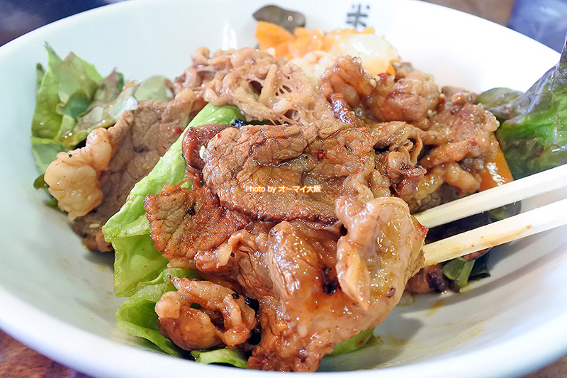 ランチ限定のワンコイン500円のカルビ丼は野菜もたっぷり食べられる「焼肉 米牛」の人気メニューです。