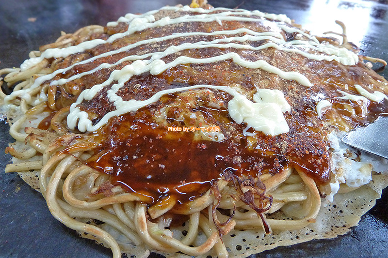 人気店「脇坂（わきさか）」のお好み焼きは、広島風お好み焼きに似ている、おいしいお好み焼きです。