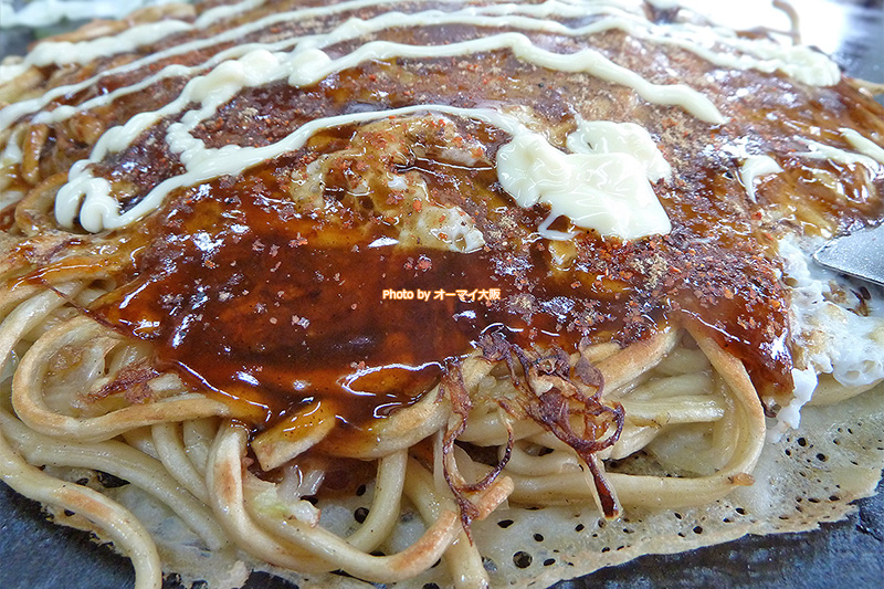 お好み焼き「脇坂（わきさか）」のおいしい食べ方。お好み焼きに少し一味（いちみ）をかけて食べるとおいしいです。