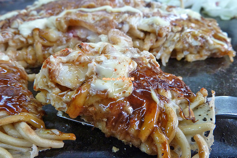 人気店「脇坂（わきさか）」のお好み焼きはコテでいただきます。