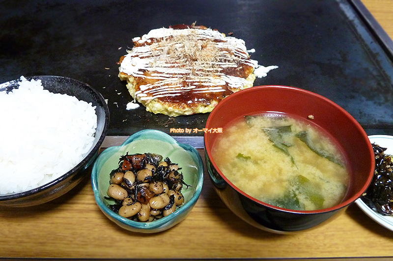はじめてのランチで「神明」のお好み焼きランチを注文。大阪でよく目にする定番のお好み焼きランチです。