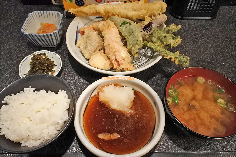 天ぷらを思いきり味わえる「まつりや」の「ボリューム天セット」はボリュームがすごい。