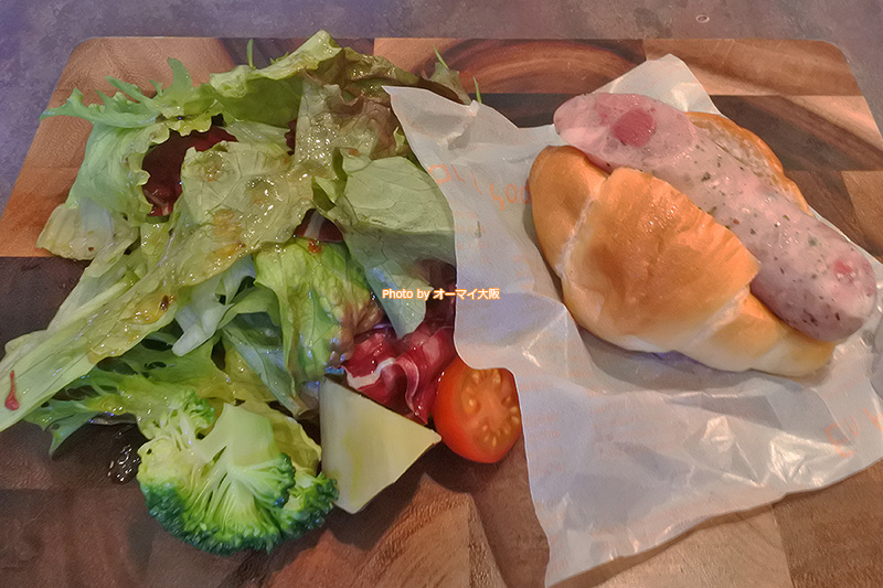 人気店「又三郎」が誇る自家製フランクフルトとサラダです。