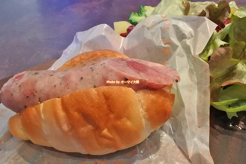 熟成肉「又三郎」の自家製フランクフルトのサンドイッチ。ジューシーなフランクフルトから肉の塊を感じることができます。