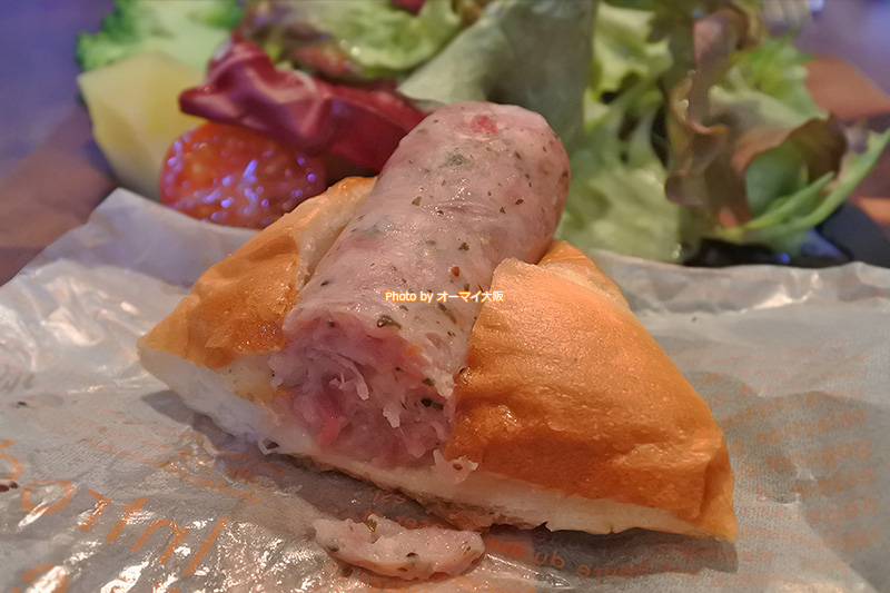 自家製フランクフルトのサンドイッチは熟成肉のうま味がギッシリ詰まっています。