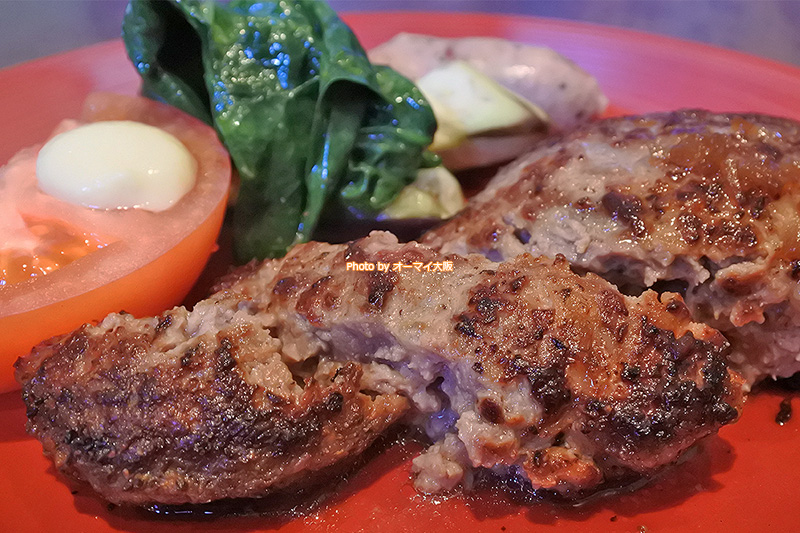 あらびきの熟成ハンバーグは「又三郎」が誇る熟成肉のうま味をしっかりと味わうことができます。