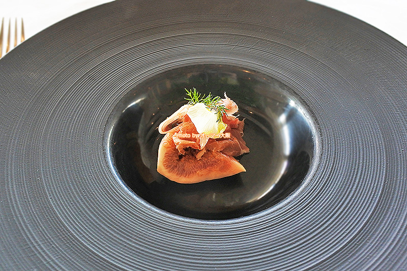 イタリアンレストラン「ベラコスタ」のランチコースの前菜はイチジクと生ハムのマリネでした。