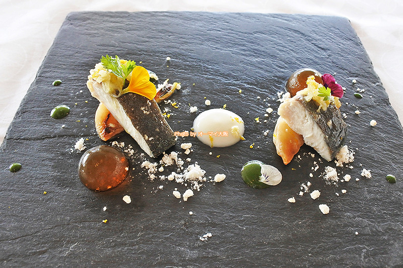 柚子風味のチコーリアのチャツネがアクセントになった鰆(サワラ)のオイルコンフィです。