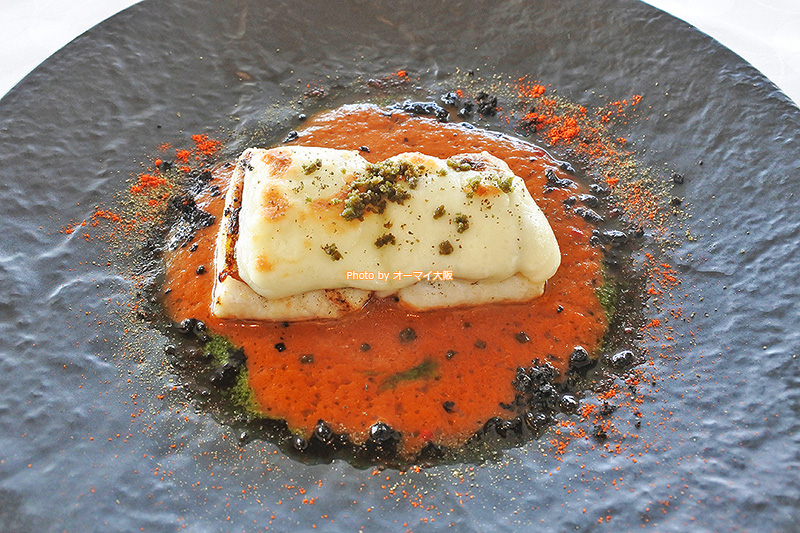 人気イタリアンレストラン「ベラコスタ」が誇る本日の魚料理(魚のメインディッシュ)はイトヨリダイのモッツァレラチーズ焼きでした。