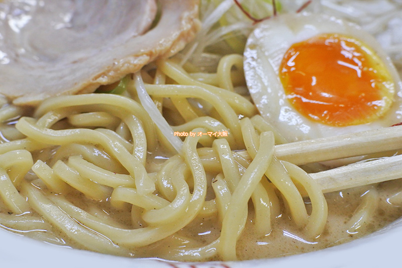 ストレートの中太麺を採用している「弥七」。ラーメンとスープがしっかりとからまりおいしいです。