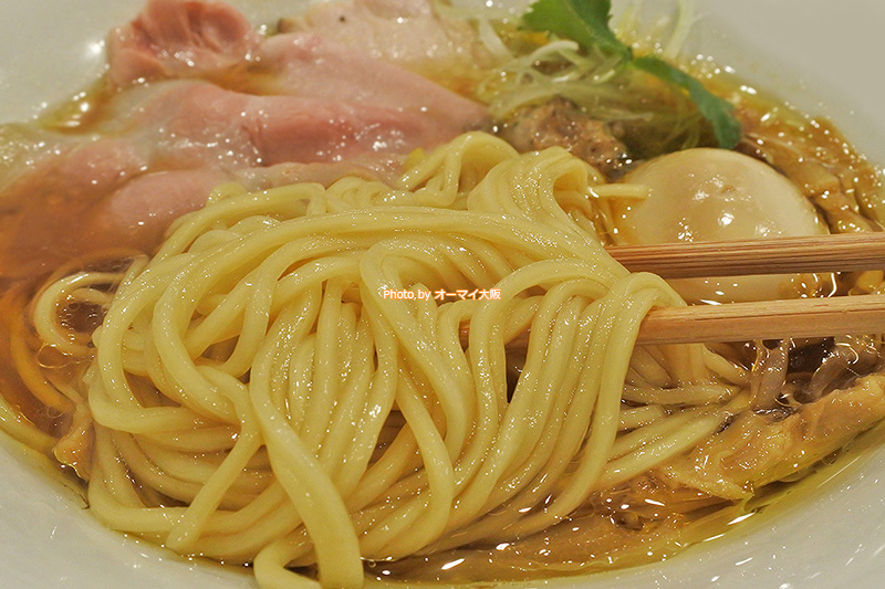 はじめて注文した「味玉中華そば」はストレートの中太麺でした。