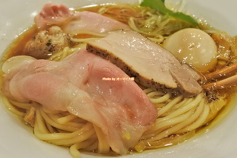 2種類のチャーシューが入った「麦と麺助」の「味玉中華そば」です。