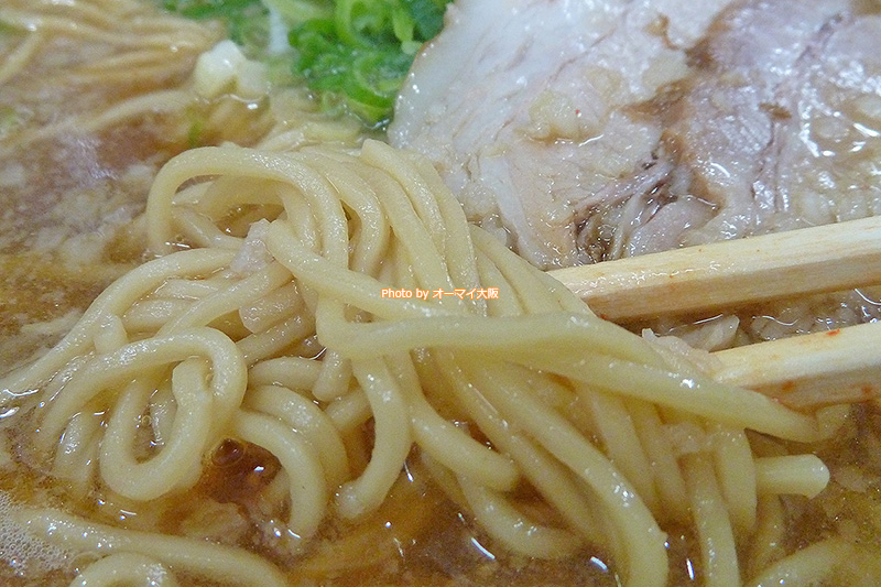人気店「寳 道頓堀店」のラーメンはストレートの自家製麺を使っています。