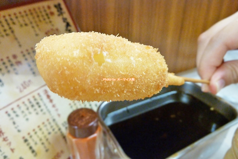 串カツ「だるま 道頓堀店」のチーズの串揚げ。ササミの串揚げと並んで、女性に人気です。