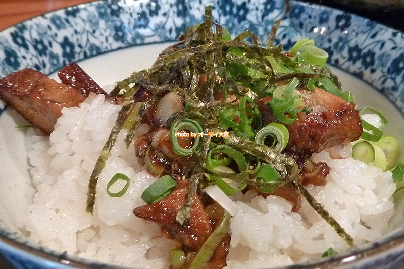 塩ラーメン「龍旗信RIZE 大阪なんば店」の「チャーシューごはん」。炭水化物を愛するラーメンファンにおすすめの組み合わせです。