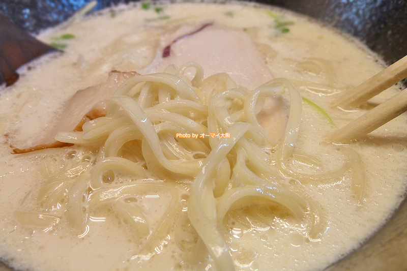 鶏白湯ラーメンの麺は平打ちの中太麺。麺のおいしさが「ぼっこ志」の生命線です。