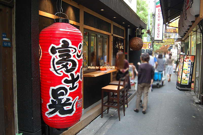 焼肉「富士晃（ふじあき）」の外観。観光客のみなさんにとって、少しわかりづらい場所にあるかもしれません。