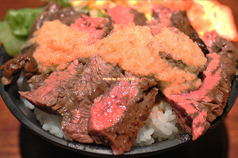 焼肉「富士晃」のハラミステーキ丼は特製のタレがかかっています。