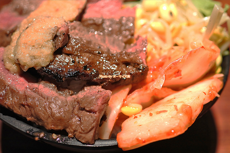 ハラミステーキ丼は隙間なくハラミ、キムチ、ナムルなどがトッピングされています。