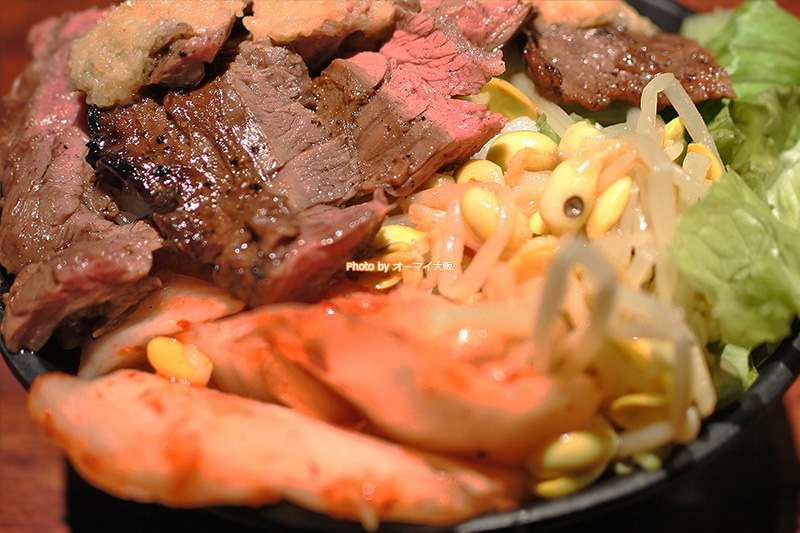 歴代の大阪ランチでトップクラスのボリュームを誇る「富士晃」のハラミステーキ丼です。