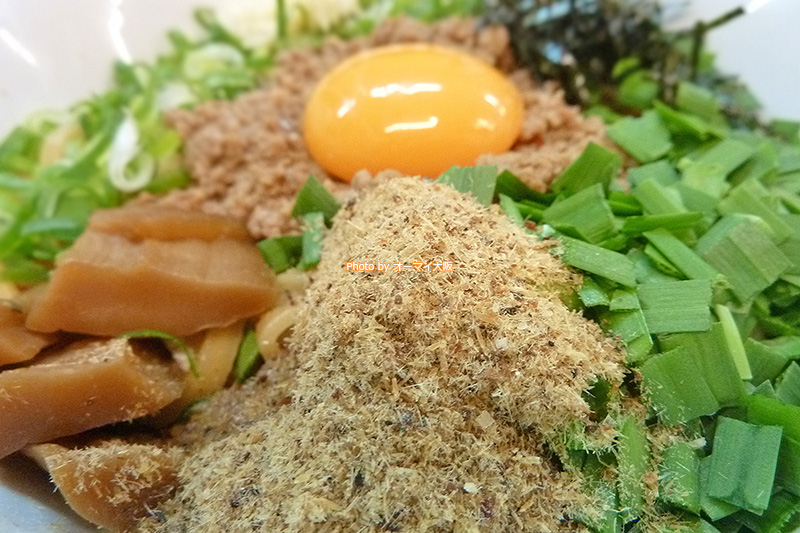 魚粉がたっぷりとトッピングされている「麺屋ガテン」の台湾まぜそば。魚粉こそ、台湾まぜそばをおいしく食べるポイントです。