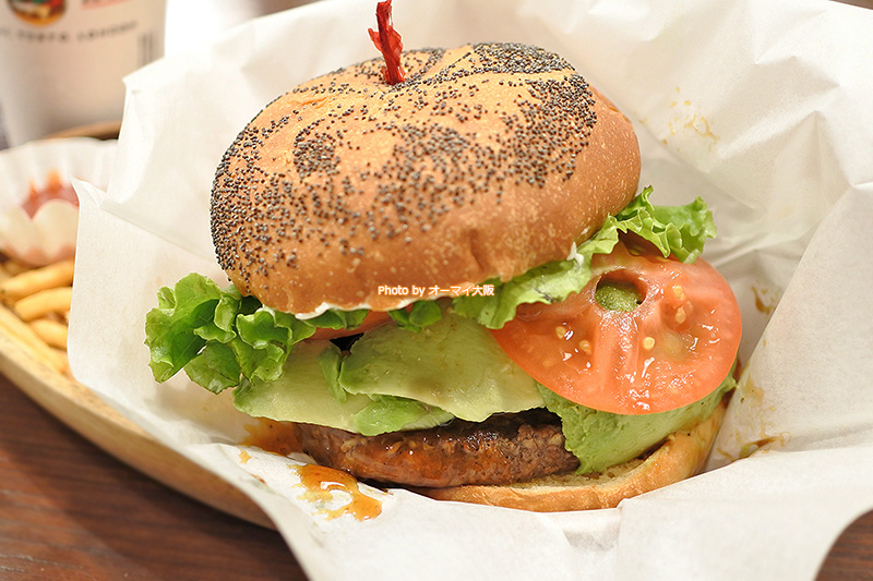 出来たての大きなアボカドテリヤキバーガーを食べられる「クアアイナ なんばパークス店。ハンバーガーはサイズを選べます。