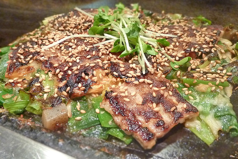 お好み焼き「美津の」が誇るネギ焼きは1025円です。