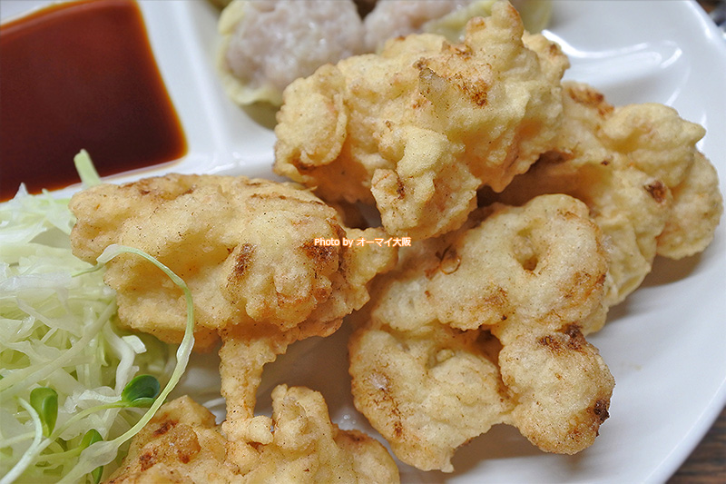 揚げたてのエビ天はぜいたくなごちそうです。