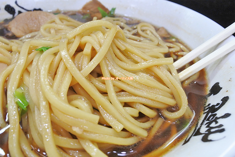 中華そばの麺は平打ちのストレート麺。麺は「丈六」のこだわりを強く感じることができます。