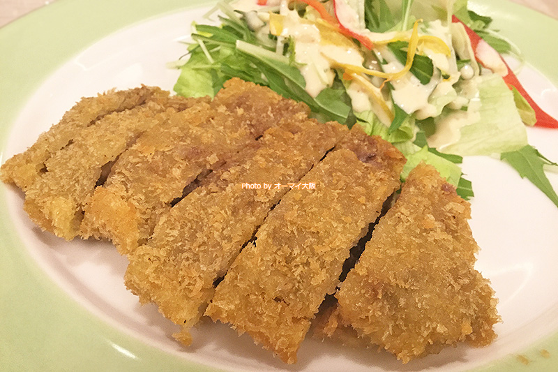 アツアツのビフカツを提供してくれる「勘之助本舗（かんのすけほんぽ）」。店内は席数が多く、1階だけでなく、2階にも席が用意されています。