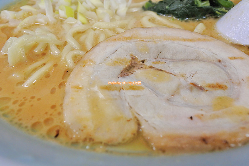 豚骨味噌ラーメンのチャーシュー。家系ラーメン「魂心家」はチャーシューが大きくておいしいです。