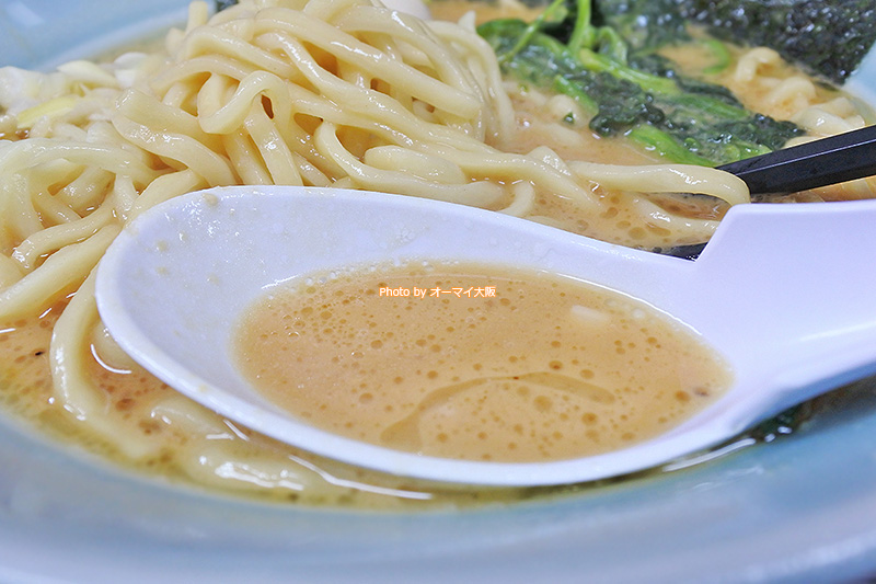 豚骨味噌ラーメンのスープはまろやかな白みそが使われています。