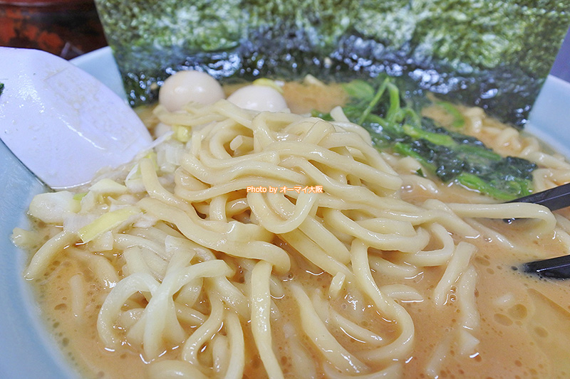 豚骨味噌ラーメンの麺は中太のちぢれ麺。家系ラーメン「魂心家」の魂が受け継がれている麺です。