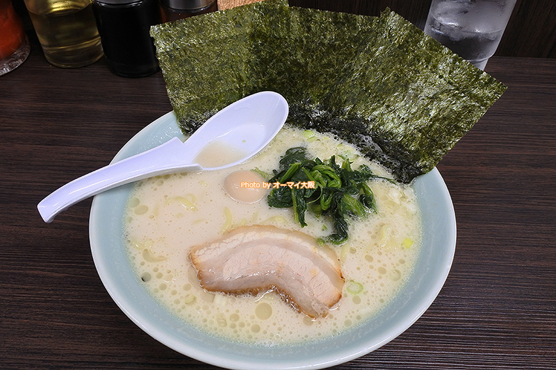 500円で食べられる「魂心家（こんしんや）大阪なんば店」の塩豚骨ラーメンです。