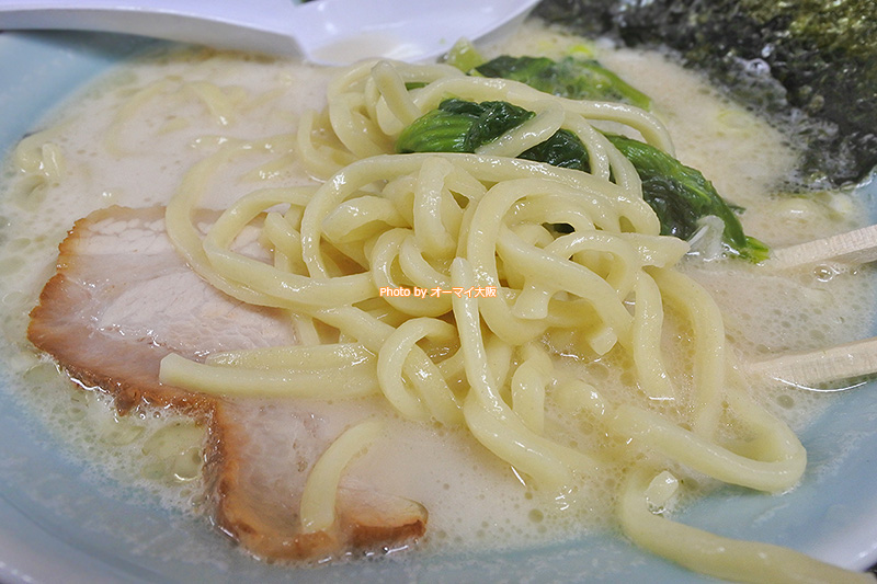塩豚骨ラーメンは醤油豚骨ラーメンと並ぶ「魂心家」の看板メニューです。