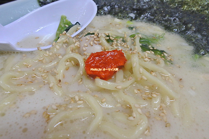 塩豚骨ラーメンは豆板醤（トウバンジャン）を投入してもおいしいです。