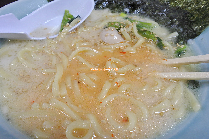 ゴマを投入して味を変えながら塩豚骨ラーメンを味わいます。