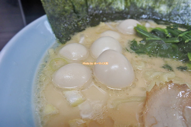 家系ラーメン「魂心家」のウズラの玉子です。