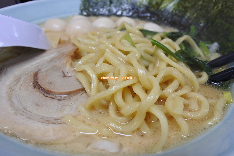 家系ラーメン「魂心家」の豚骨醤油ラーメンの麺は中太のちぢれ麺です。
