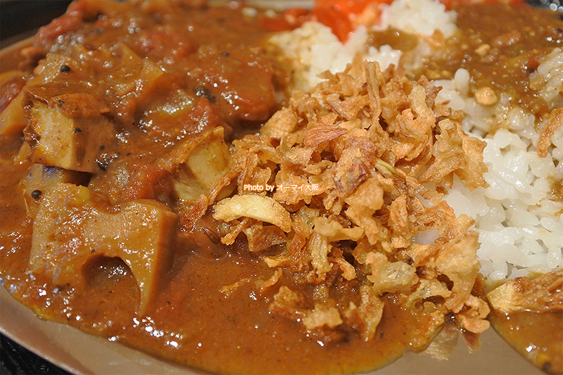 フライドオニオンは無料の卓上サービス。カレー食堂「マッハ」はサイドメニューが充実しています。