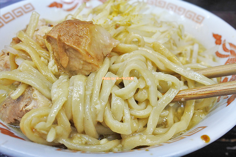 自家製麺がクセになる「ドカ盛マッチョ」。ゴシゴシ系の自家製麺は食べごたえがあります。
