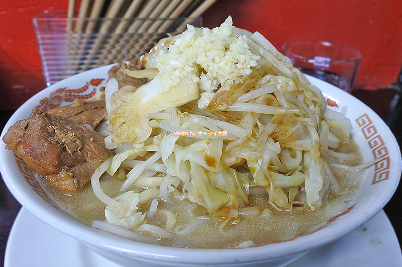 大阪の平均ランチ価格からすると、お得感を感じる「ドカ盛マッチョ」の二郎系ラーメンです。