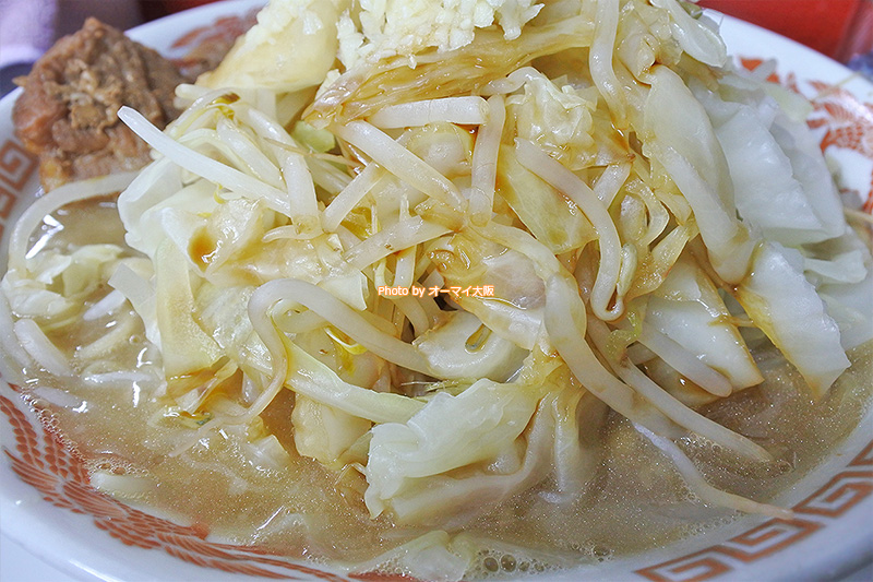二郎系ラーメン「ドカ盛マッチョ」の野菜はキャベツとモヤシです。