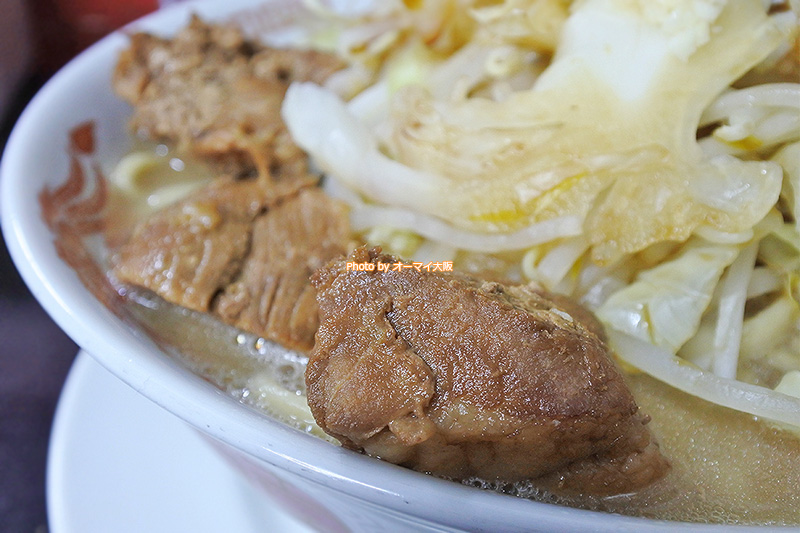 人気店「ドカ盛マッチョ」チャーシューはゴロゴロ系で食べごたえがあります。