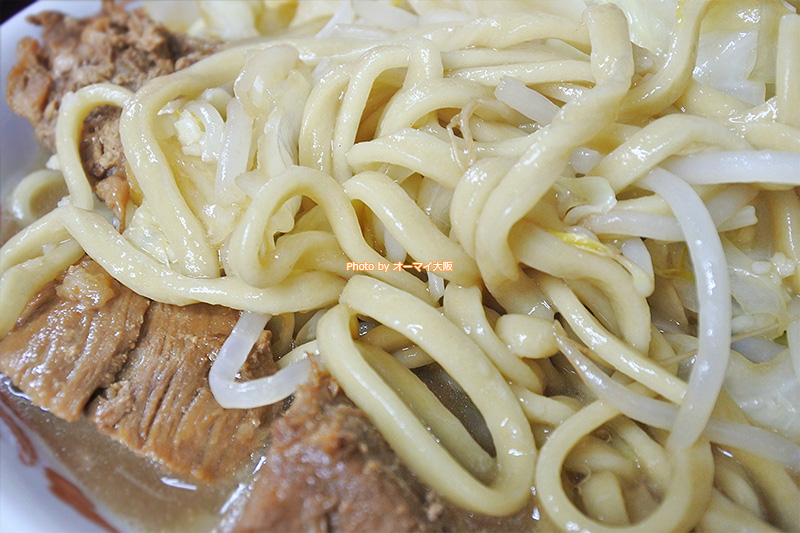 ラーメン「ドカ盛マッチョ」の麺は自家製のゴシゴシ系。腹持ちがすごくいい極太麺です。