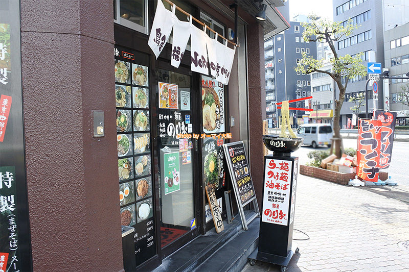 四つ橋筋に面している「麺屋 のりお」。外観がユニークなので、探しやすいです。
