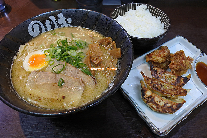 ラーメンと餃子と唐揚げとライスのランチセット。ラーメン「のりお」は、ビジネスパーソンを中心にランチタイムは混み合います。