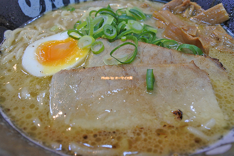 ラーメンのトッピングが美しい「のりお」。店内は意外と広く、座席数も多いです。