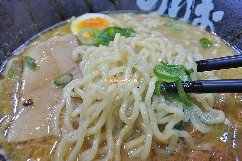 ラーメンの麺は中太のちぢれ麺。もしかすると「のりお」の麺は好き嫌いが分かれるかもしれません。